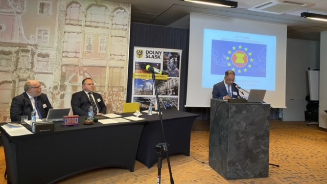 Vietnamese Ambassador attends opening ceremony of Asia Research Center in Poland